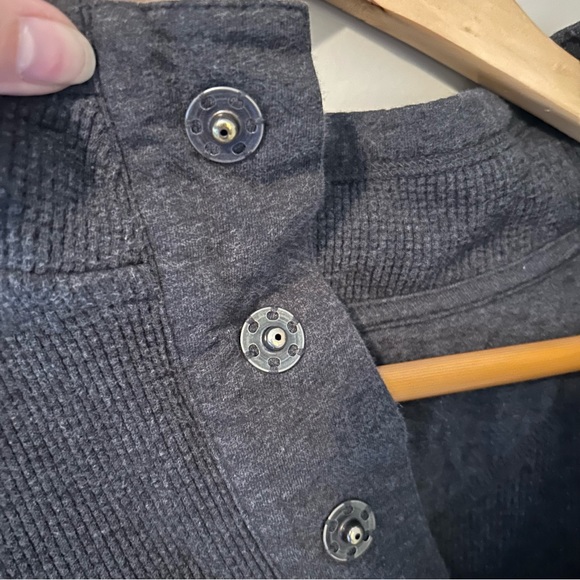 Banana Republic 1978 Long Sleeve Shirt with button collar - Picture 4 of 11